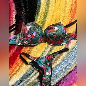 Victoria’s Secret Swimwear Green Floral Set- Like New 💚